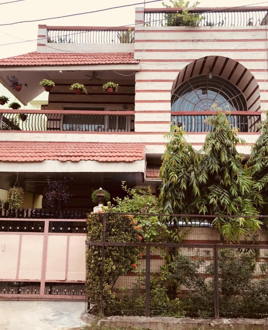 Apartamento Aashray Varanasi Exterior foto